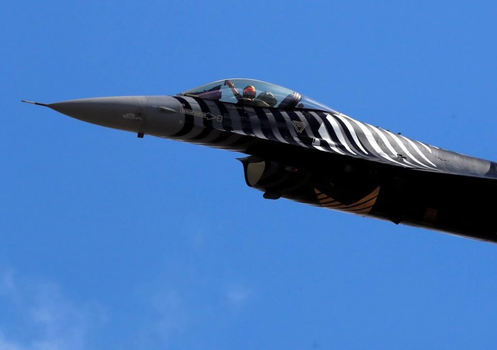 F16